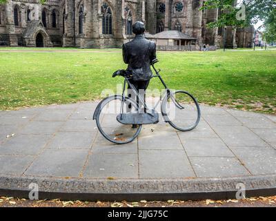 Rückseite der Edward Elgar Statue mit Blick auf die Hereford Cathedral in der Kathedrale in der Nähe von Hereford Herefordshire England Stockfoto