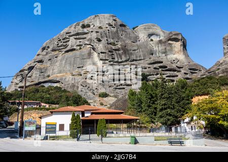 Die natürlichen Höhlen für Mönche in den Felsformationen von Meteora über den Häusern von Kastraki, Kalabaka, Griechenland Stockfoto