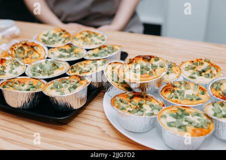Süße Cupcakes mit kandierten Früchten aus der Nähe. Wir kochen zu Hause. Stockfoto