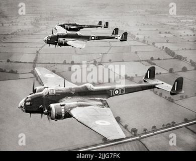 Handley Page Hampdens von der Nr. 14 Operational Training Unit (OTU), mit Sitz in Cottesmore, 23. Juli 1940. Als britischer zweimotoriger Mittelbomber wurde er von der Royal Air Force als Teil des Trios großer zweimotoriger Bomber betrieben, die für die RAF beschafft wurden und sich neben Armstrong Whitworth Whitley und Vickers Wellington einschlossen. Es diente in den frühen Stadien des Zweiten Weltkriegs, trug die Hauptlast des frühen Bombenkrieges über Europa, nahm am ersten nächtlichen Angriff auf Berlin und dem ersten 1.000-Bomber-Angriff auf Köln Teil. Später ersetzt durch schwere Bomber wie die Avro Lancaster Stockfoto