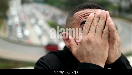 Beunruhigte hispanische Mann Porträt Blick auf den Himmel Gefühl Angst Stockfoto