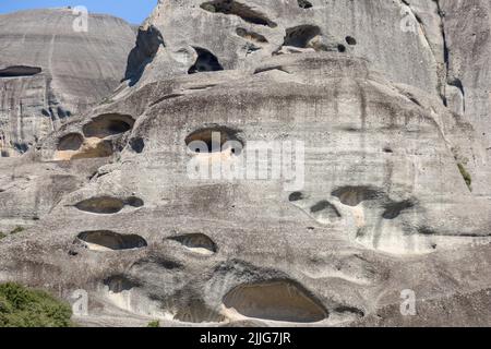 Der Blick von der Stadt Kalabaka auf die natürlichen Höhlen für Mönche in den Felsformationen von Meteora, Griechenland Stockfoto