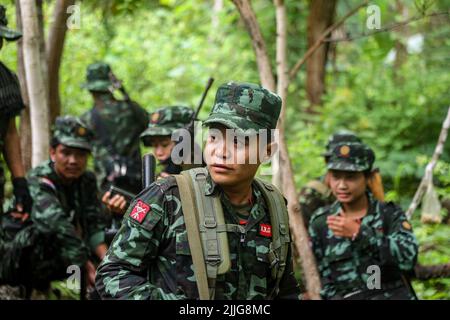 Myanmar. 05.. Juli 2022. Soldaten der Karennischen Nationalitäten der Verteidigungskräfte (KNDF) ruhen in einem Dschungel. Die Karenni Nationalities Defence Force (KNDF) ist eine bewaffnete aufständische Gruppe in Myanmar, die nach dem Staatsstreich von Myanmar im Jahr 2021 durch Oberbefehlshaber Min Aung Hlaing gebildet wurde. Zum KNDF gehören auch andere Organisationen wie die Karenni National Progressive Party (KNPP). (Foto von Kaung Zaw Hein/SOPA Images/Sipa USA) Quelle: SIPA USA/Alamy Live News Stockfoto