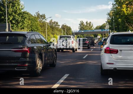 Rückansicht von vielen Autos, die in Reihe am Straßenverkehrsstau auf der Autobahn in der Stadt stecken. Autounfall Fahrzeug Rush Hour Zusammenbruch. Stadtverkehr Stockfoto