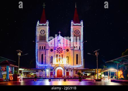 Baguio Kathedrale in der Nacht unter den Starts. Stockfoto