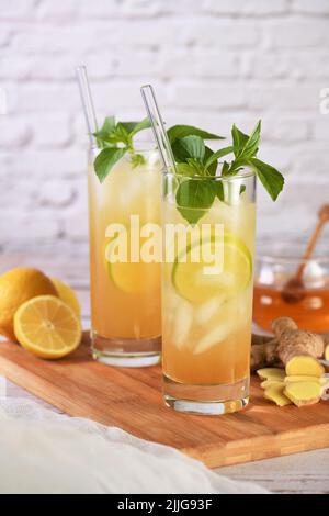 Unglaubliche Lavendellimonade. Er ist gesüßt und mit hausgemachtem Lavendelhonigsirup gewürzt, um ihn gesünder und schmackhafter zu machen. Erfrischend organisch, nicht- Stockfoto