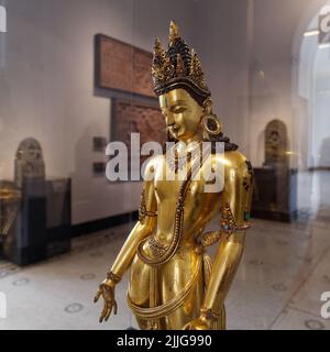 London, Greater London, England, Juni 15 2022: London, Greater London, England, Juni 15 2022: Bronzestatue im Victoria and Albert Museum Stockfoto