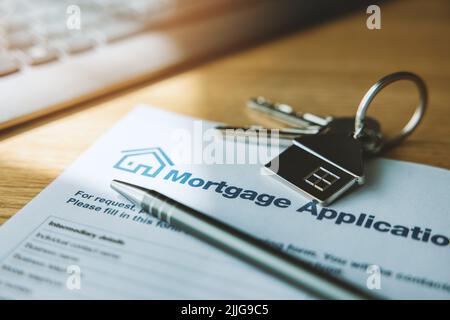 Hypothekendarlehen Antragsdokument und neue Hausschlüssel auf der Bank Office-Tisch Stockfoto