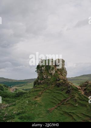 Das Fairy Glen & Castle Ewen Touristenort in den Hügeln über dem Dorf Uig, Isle of Skye Schottland. Seltsame grüne Basalt- & Landschaftslandschaft Stockfoto