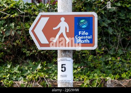 Ein Schild für den Fife Coastal Path in St. Monans im Osten von Fife, Schottland. Stockfoto