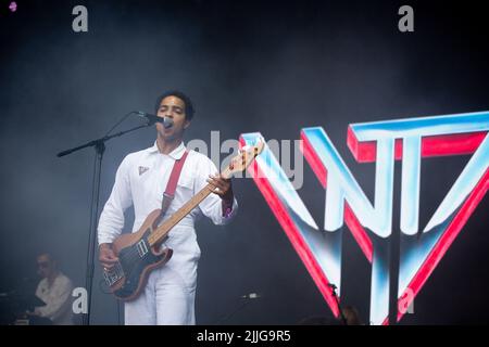 Jodrell Bank, Che-Hire, Großbritannien. 24.. Juli 2022. Die Post-Punk-Band Warmduschertreten live auf der Lovell-Bühne beim Bluedot Festival 2022 im Jodrell Bank Observatory auf. Stockfoto