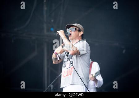 Jodrell Bank, Che-Hire, Großbritannien. 24.. Juli 2022. Die Post-Punk-Band Warmduschertreten live auf der Lovell-Bühne beim Bluedot Festival 2022 im Jodrell Bank Observatory auf. Stockfoto