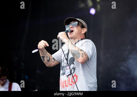 Jodrell Bank, Che-Hire, Großbritannien. 24.. Juli 2022. Die Post-Punk-Band Warmduschertreten live auf der Lovell-Bühne beim Bluedot Festival 2022 im Jodrell Bank Observatory auf. Stockfoto