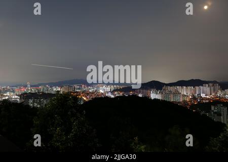 Nachtansicht der mondbeleuchteten Nacht vom Berg aus gesehen Stockfoto