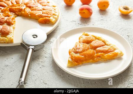 Obst hausgemachte Pizza mit Pfirsichen auf einem grauen Tisch, Sommer vegetarische Kuchen Stockfoto