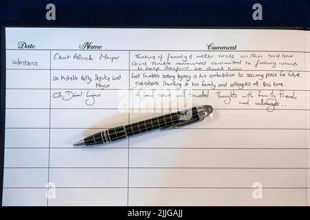 Kondolenzbotschaften von Oberbürgermeister von Belfast, Sinn-Fein-Ratsmitglied Tina Black, stellvertretende Oberbürgermeisterin der Belfast Alliance Party-Ratsmitglied Michelle Kelly und Ratsmitglied SDLP Donal Lyons, Im Rathaus von Belfast wird ein Kondolenzbuch für den ehemaligen nordirischen Ersten Minister und Führer der Ulster Unionist Party (UUP), Lord David Trimble, eröffnet, der am Montag starb. Bilddatum: Dienstag, 26. Juli 2022. Stockfoto