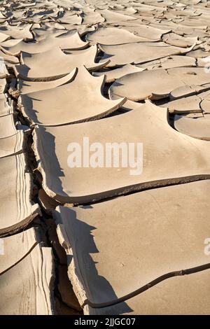 Abstraktes Muster von trockenem rissenen Lehmschlamm im ausgetrockneten Flussbett, verursacht durch längere Trockenheit. Swakop-Fluss, Namibia, Afrika Stockfoto