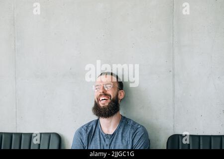 Glücklich lachend bärtiger Mann Emotion Ausdruck Stockfoto