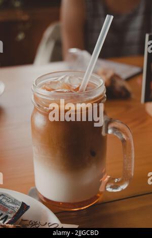 Becher aus Glas mit abgestuftem Eiskaffee Stockfoto