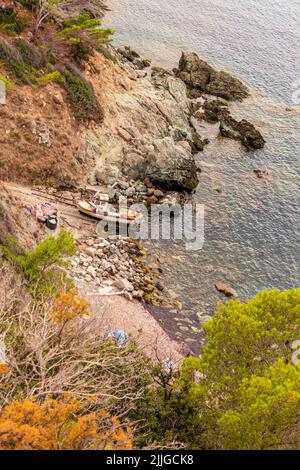 Fischerboot am Strand von Ogliera, ein kleiner freier, wilder Strand in der Nähe von Pomonte Stockfoto