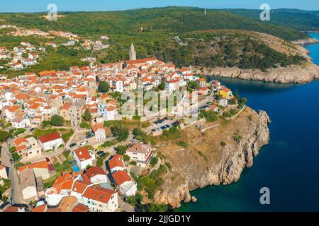 Luftaufnahme der Stadt Vrbnik auf der Insel Krk, Kroatien Stockfoto