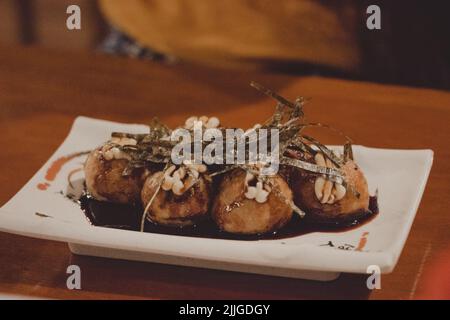 Teller mit japanischen Takoyaki-Kraken-Kugeln Stockfoto