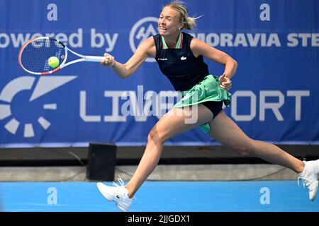 Prag, Tschechische Republik. 26.. Juli 2022. Anet Kontaveit aus Estland gibt den Ball an Ekaterine Gorgodze aus Georgien während des Wetters des Liveport Prague Open WTA-Tennisturniers der Frauen in Prag, Tschechische Republik, am 26. Juli 2022 zurück. Quelle: Michal Kamaryt/CTK Photo/Alamy Live News Stockfoto