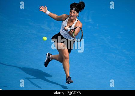 Prag, Tschechische Republik. 26.. Juli 2022. Ekaterine Gorgodze aus Georgien gibt den Ball an Anet Kontaveit aus Estland während des Wetters des Liveport Prague Open WTA-Tennisturniers der Frauen in Prag, Tschechische Republik, am 26. Juli 2022 zurück. Quelle: Michal Kamaryt/CTK Photo/Alamy Live News Stockfoto