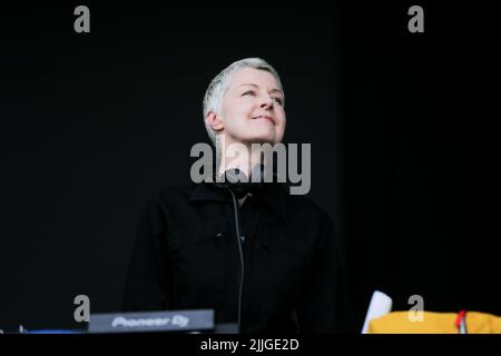 Jodrell Bank, Che-Hire, Großbritannien. 24.. Juli 2022. Mary Anne Hobbs DJs live auf der Lovell-Bühne beim Bluedot Festival 2022 im Jodrell Bank Observatory. Stockfoto