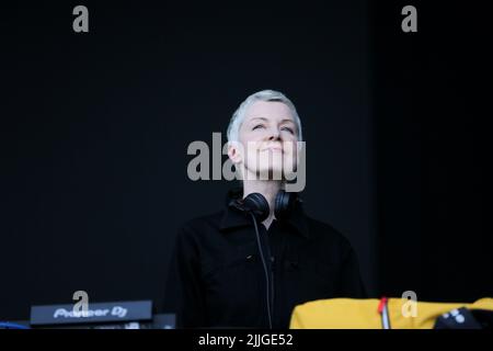 Jodrell Bank, Che-Hire, Großbritannien. 24.. Juli 2022. Mary Anne Hobbs DJs live auf der Lovell-Bühne beim Bluedot Festival 2022 im Jodrell Bank Observatory. Stockfoto