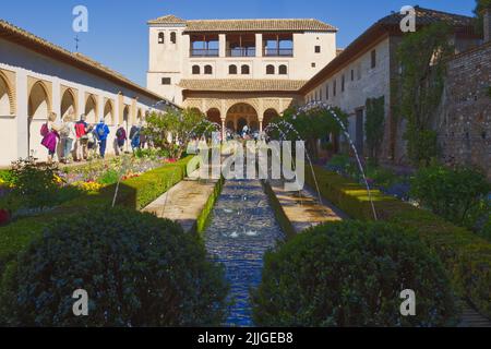 Der Patio de la Acequia im Generalife - Wassergarten mit Springbrunnen an der Alhambra Palast und Festung in Granada, Andalusien, Spanien Stockfoto