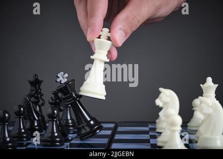 Spielschach ist Sieg weißen Schachfiguren König über schwarzen König Stockfoto