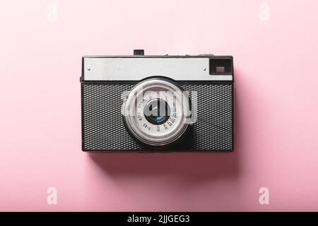 Alte Film Retro-Kamera auf rosa Hintergrund. Fotokonzept Stockfoto