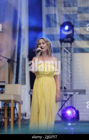 Eliza Sacharczuk aus Bialystok gewinnt beim 24. Internationales Festival des griechischen Liedes. Zgorzelec, Polen, 24.07.2022 Stockfoto