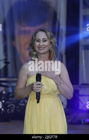 Eliza Sacharczuk aus Bialystok gewinnt beim 24. Internationales Festival des griechischen Liedes. Zgorzelec, Polen, 24.07.2022 Stockfoto