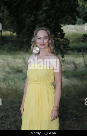 Eliza Sacharczuk aus Bialystok gewinnt beim 24. Internationales Festival des griechischen Liedes. Zgorzelec, Polen, 24.07.2022 Stockfoto