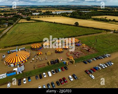 Das Great Ryedale Maze kehrt zum dritten Mal zu den Füßen der Yorkshire Wolds, des Funfair und der Luftdrohne aus der Vogelperspektive zurück Stockfoto