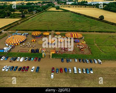 Das Great Ryedale Maze kehrt zum dritten Mal zu den Füßen der Yorkshire Wolds, des Funfair und der Luftdrohne aus der Vogelperspektive zurück Stockfoto