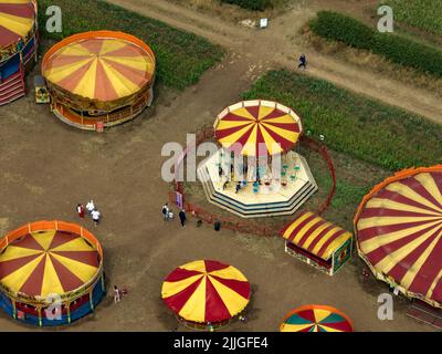 Das Great Ryedale Maze kehrt zum dritten Mal zu den Füßen der Yorkshire Wolds, des Funfair und der Luftdrohne aus der Vogelperspektive zurück Stockfoto