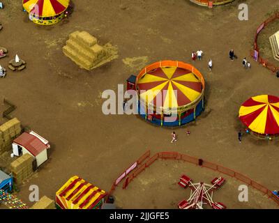 Das Great Ryedale Maze kehrt zum dritten Mal zu den Füßen der Yorkshire Wolds, des Funfair und der Luftdrohne aus der Vogelperspektive zurück Stockfoto