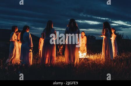 Frauen bei der Nachtzeremonie. Zeremonienraum. Stockfoto