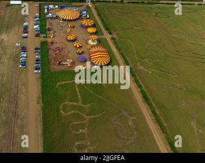 Das Great Ryedale Maze kehrt zum dritten Mal zu den Füßen der Yorkshire Wolds, des Funfair und der Luftdrohne aus der Vogelperspektive zurück Stockfoto