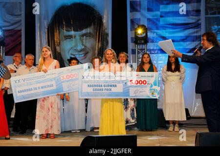 Eliza Sacharczuk aus Bialystok gewinnt beim 24. Internationales Festival des griechischen Liedes. Zgorzelec, Polen, 24.07.2022 Stockfoto