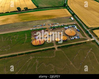 Das Great Ryedale Maze kehrt zum dritten Mal zu den Füßen der Yorkshire Wolds, des Funfair und der Luftdrohne aus der Vogelperspektive zurück Stockfoto