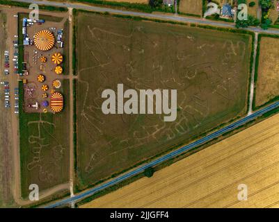 Das Great Ryedale Maze kehrt zum dritten Mal zu den Füßen der Yorkshire Wolds, des Funfair und der Luftdrohne aus der Vogelperspektive zurück Stockfoto