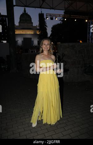 Eliza Sacharczuk aus Bialystok gewinnt beim 24. Internationales Festival des griechischen Liedes. Zgorzelec, Polen, 24.07.2022 Stockfoto