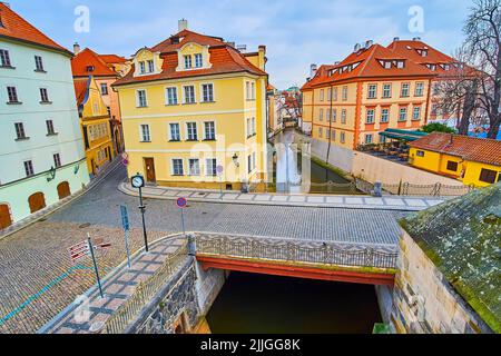 Der Blick von der Karlsbrücke der Kleinseite, dem Certovka-Kanal (Teufelskanal) und der Na Kampe-Straße, Prag, Tschechische Republik Stockfoto