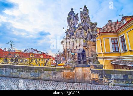 Die Skulpturengruppe auf der Karlsbrücke mit Statuen des hl. Johannes von Matha, Felix von Valois, des hl. Ivan und des türkischen Gefängniswärters in der Zelle mit Gefangenen, P Stockfoto