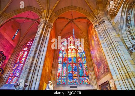 PRAG, Republik CAZECH - 6. MÄRZ 2022: Das farbige Buntglasfenster in der St.-Ludmila-Kapelle der St.-Veits-Kathedrale, am 6. März in Prag Stockfoto