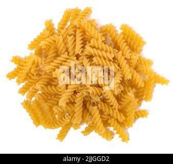 Italienischer Fusilli-Haufen isoliert auf weißem Hintergrund Stockfoto